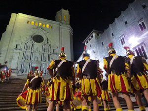 Setmana Santa 2016 a Girona. Sortida dels Manaies per lliurar el Pen&oacute;
