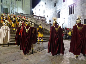 Setmana Santa 2016 a Girona. Sortida dels Manaies per lliurar el Pen&oacute;