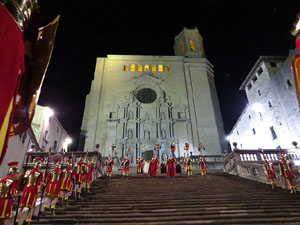 Setmana Santa 2016 a Girona. Sortida dels Manaies per lliurar el Pen&oacute;
