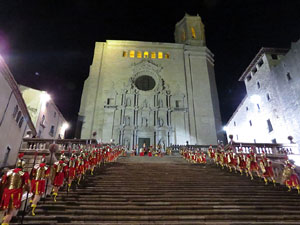 Setmana Santa 2016 a Girona. Sortida dels Manaies per lliurar el Pen&oacute;