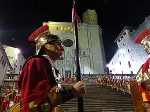 Setmana Santa 2016 a Girona. Sortida dels Manaies per lliurar el Pen&oacute;