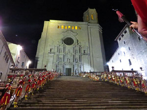 Setmana Santa 2016 a Girona. Sortida dels Manaies per lliurar el Pen&oacute;