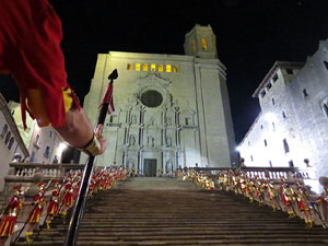 Setmana Santa 2016 a Girona. Sortida dels Manaies per lliurar el Pen&oacute;