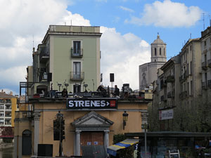 Festival Strenes 2017. Concert inaugural al terrat del punt d'Informaci&oacute; de la Rambla a c&agrave;rrec de Txarango