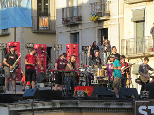 Festival Strenes 2017. Concert inaugural al terrat del punt d'Informaci&oacute; de la Rambla a c&agrave;rrec de Txarango