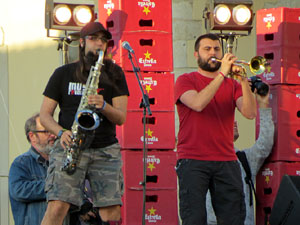 Festival Strenes 2017. Concert inaugural al terrat del punt d'Informaci&oacute; de la Rambla a c&agrave;rrec de Txarango