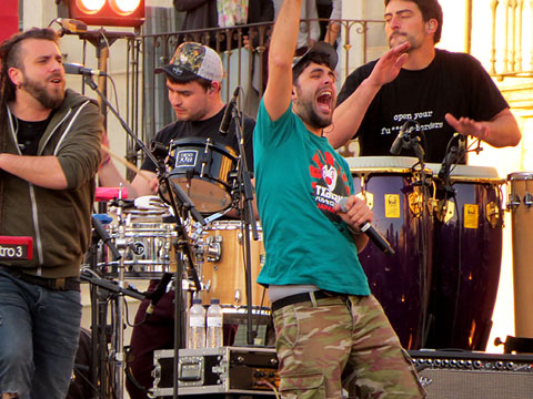 Un moment del concert de Txarango a la Rambla de la Llibertat