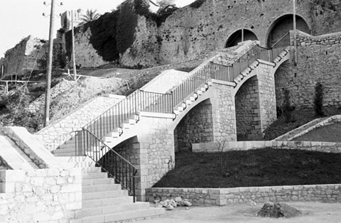 Obres d'urbanització al Passeig Arqueològic. Al fons s'oberva la Torre de la Francesa. 1961