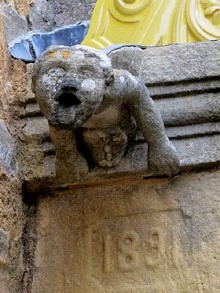 Gàrgola a la porta d'entrada de l'església de Maria Magdalena