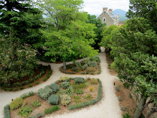 Els jardins des de la Torre Magdala. Al fons, la vila Betània