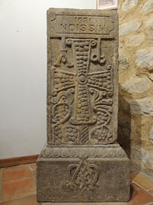 Pilar carolingi (segle IX) de l'antic altar. Saunière la va utilitzar com suport de la imatge de la Mare de Déu de Lourdes, al jardí. Al seu interior hi devien haver relíquies