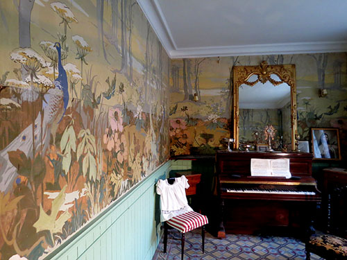 Habitació de la vila Betània, decorada amb paper pintat Art Nouveau Le Chardon (1903-1904), dissenyat per Alphonse Mucha