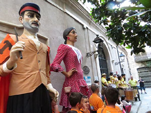 Festival Und&agrave;rius 2016. Cercavila amb els gegants de l'Esquerra del Ter i la Caixa de Trons