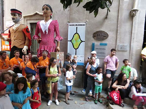 Festival Und&agrave;rius 2016. Cercavila amb els gegants de l'Esquerra del Ter i la Caixa de Trons