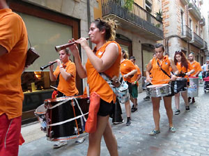 Festival Und&agrave;rius 2016. Cercavila amb els gegants de l'Esquerra del Ter i la Caixa de Trons