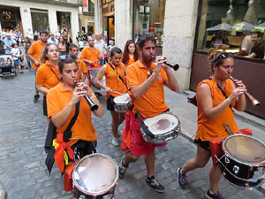 Festival Und&agrave;rius 2016. Cercavila amb els gegants de l'Esquerra del Ter i la Caixa de Trons