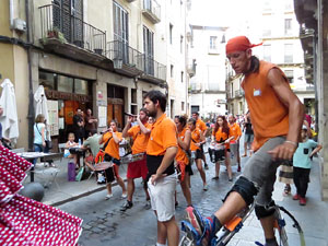 Festival Und&agrave;rius 2016. Cercavila amb els gegants de l'Esquerra del Ter i la Caixa de Trons