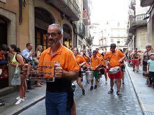 Festival Und&agrave;rius 2016. Cercavila amb els gegants de l'Esquerra del Ter i la Caixa de Trons