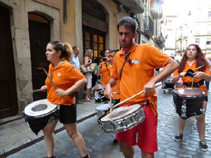 Festival Und&agrave;rius 2016. Cercavila amb els gegants de l'Esquerra del Ter i la Caixa de Trons