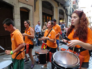 Festival Und&agrave;rius 2016. Cercavila amb els gegants de l'Esquerra del Ter i la Caixa de Trons