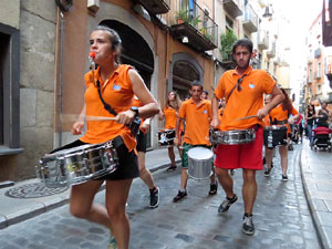 Festival Und&agrave;rius 2016. Cercavila amb els gegants de l'Esquerra del Ter i la Caixa de Trons