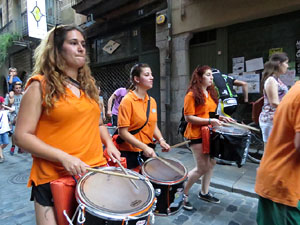 Festival Und&agrave;rius 2016. Cercavila amb els gegants de l'Esquerra del Ter i la Caixa de Trons