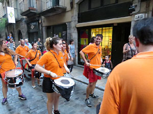 Festival Und&agrave;rius 2016. Cercavila amb els gegants de l'Esquerra del Ter i la Caixa de Trons