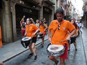 Festival Und&agrave;rius 2016. Cercavila amb els gegants de l'Esquerra del Ter i la Caixa de Trons