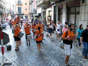 Festival Und&agrave;rius 2016. Cercavila amb els gegants de l'Esquerra del Ter i la Caixa de Trons