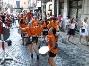 Festival Und&agrave;rius 2016. Cercavila amb els gegants de l'Esquerra del Ter i la Caixa de Trons