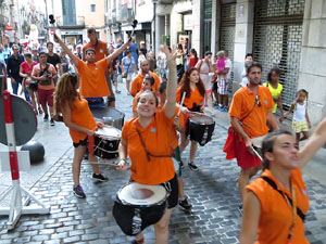Festival Und&agrave;rius 2016. Cercavila amb els gegants de l'Esquerra del Ter i la Caixa de Trons