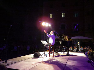 XI Marxa de Torxes. Concert de Joan Isaac a la plaça de la Catedral