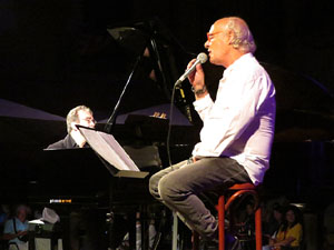 XI Marxa de Torxes. Concert de Joan Isaac a la plaça de la Catedral