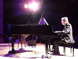XI Marxa de Torxes. Concert de Joan Isaac a la plaça de la Catedral