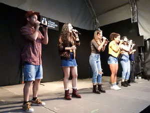 Festival A Capella 2017. Actuaci&oacute; del grup Kundala a la pla&ccedil;a de la Independ&egrave;ncia