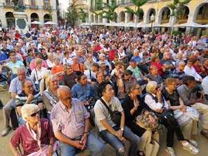 Festival A Capella 2017. Actuaci&oacute; del cor de la UdG a la pla&ccedil;a de la Independ&egrave;ncia