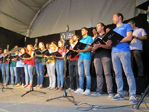 Festival A Capella 2017. Actuaci&oacute; del cor de la UdG a la pla&ccedil;a de la Independ&egrave;ncia