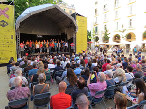 Festival A Capella 2017. Actuaci&oacute; del cor de la UdG a la pla&ccedil;a de la Independ&egrave;ncia