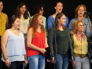 Festival A Capella 2017. Actuaci&oacute; del cor de la UdG a la pla&ccedil;a de la Independ&egrave;ncia