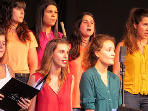 Festival A Capella 2017. Actuaci&oacute; del cor de la UdG a la pla&ccedil;a de la Independ&egrave;ncia