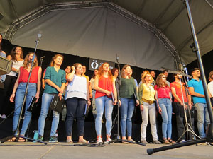 Festival A Capella 2017. Actuaci&oacute; del cor de la UdG a la pla&ccedil;a de la Independ&egrave;ncia