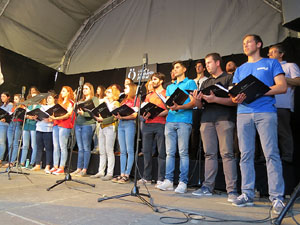 Festival A Capella 2017. Actuaci&oacute; del cor de la UdG a la pla&ccedil;a de la Independ&egrave;ncia