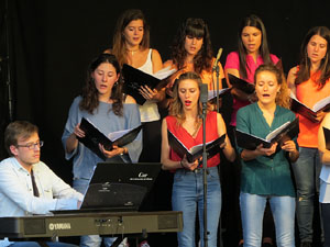 Festival A Capella 2017. Actuaci&oacute; del cor de la UdG a la pla&ccedil;a de la Independ&egrave;ncia
