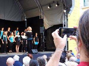 Festival A Capella 2017. Actuació de la Coral Xàntica a la plaça de la Independència