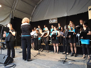 Festival A Capella 2017. Actuació de la Coral Xàntica a la plaça de la Independència