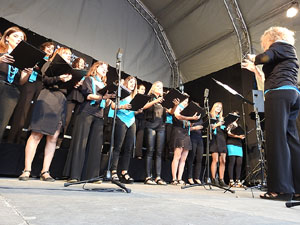 Festival A Capella 2017. Actuació de la Coral Xàntica a la plaça de la Independència