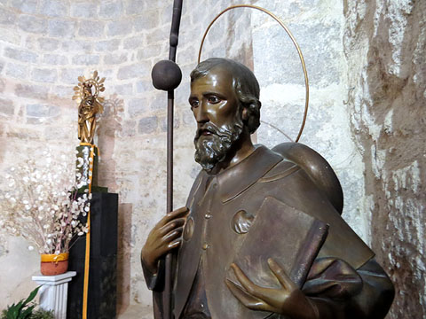 Imatges de Sant Jaume i la Mare de Déu del Pilar a l'interior de la capella