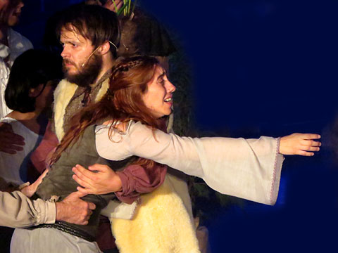 Un moment dramàtic de la representació amb la mare del fadrinet (Susanna Romero)