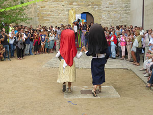Festa Major de Sant Daniel 2017 - Danses i salutacions a la placeta del monestir de Sant Daniel