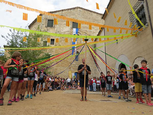 Festa Major de Sant Daniel 2017 - Danses i salutacions a la placeta del monestir de Sant Daniel